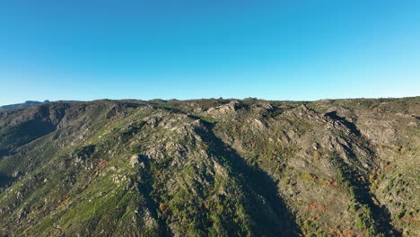 Zerklüftete-Berglandschaft-Bei-Sonnenaufgang-In-Der-Nähe-Von-Butters,-Serra-Da-Estrela