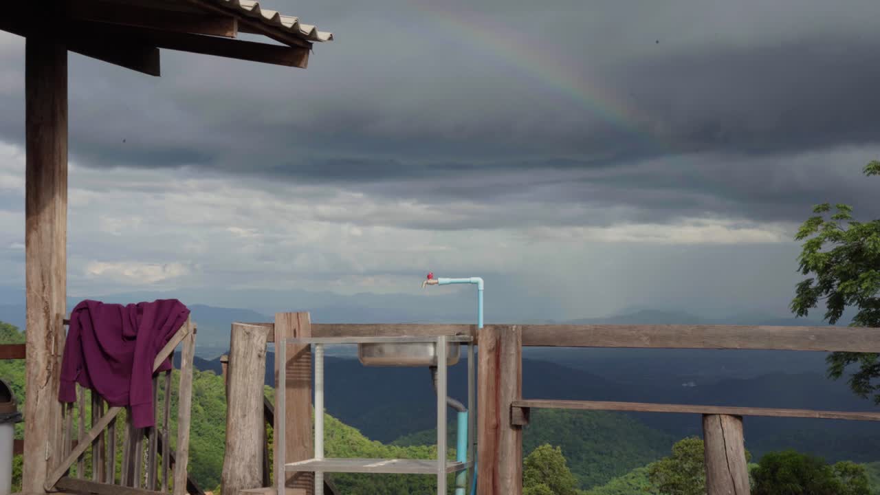 tomada de zoom cinematográfico de 4k hd con un fregadero al aire libre con un grifo de pvc en una plataforma de madera rústica