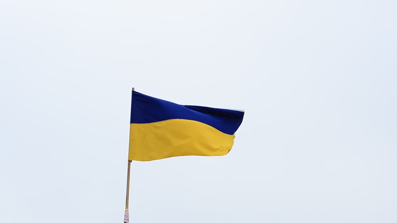 La bandiera ucraina contro il cielo. Bandiera ucraina