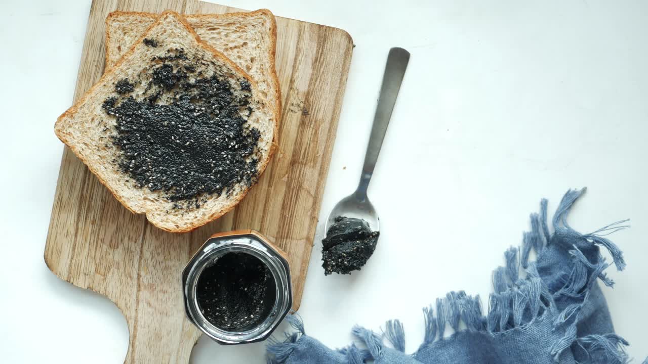 Tahini su pane tostato