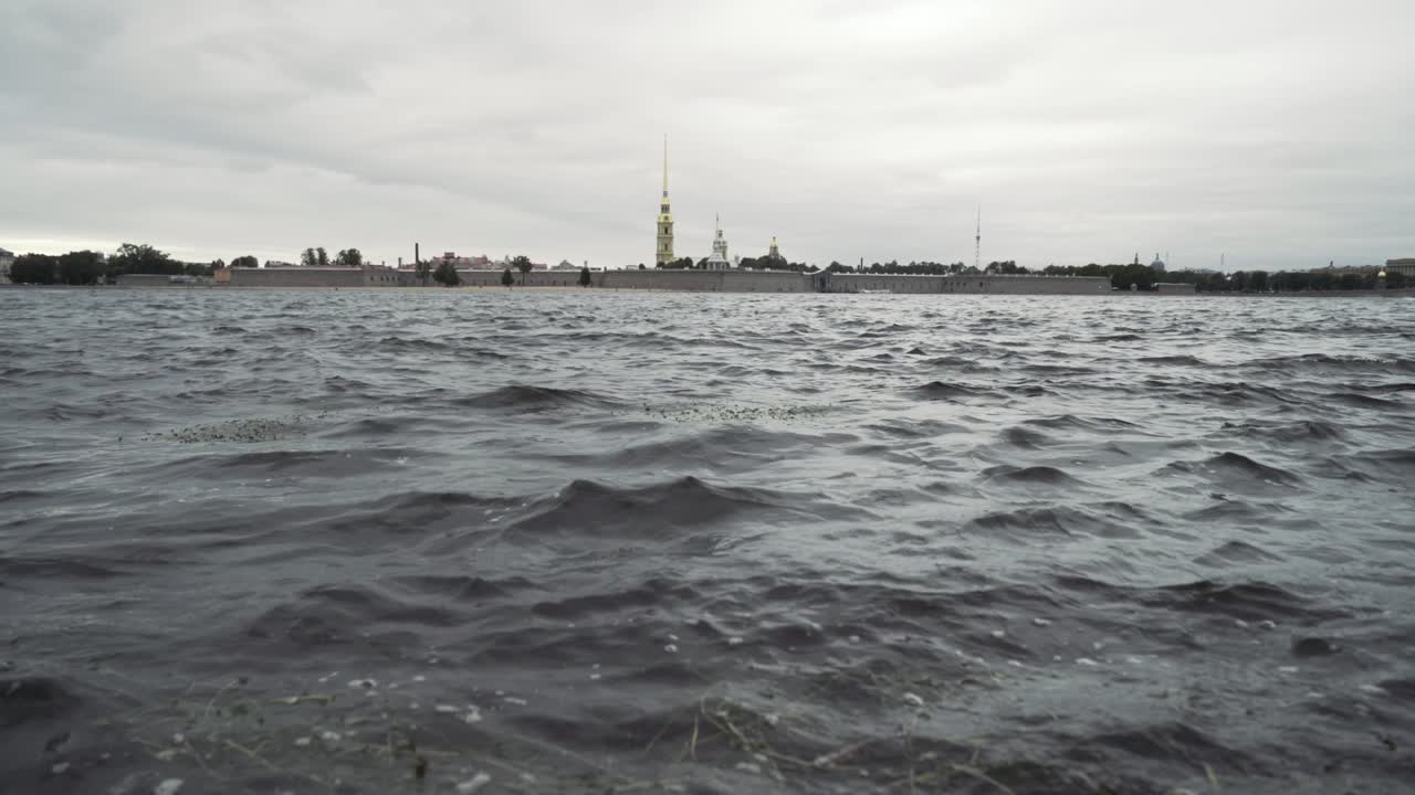 상트 페테르부르크의 피터와 폴 요새, 강에서