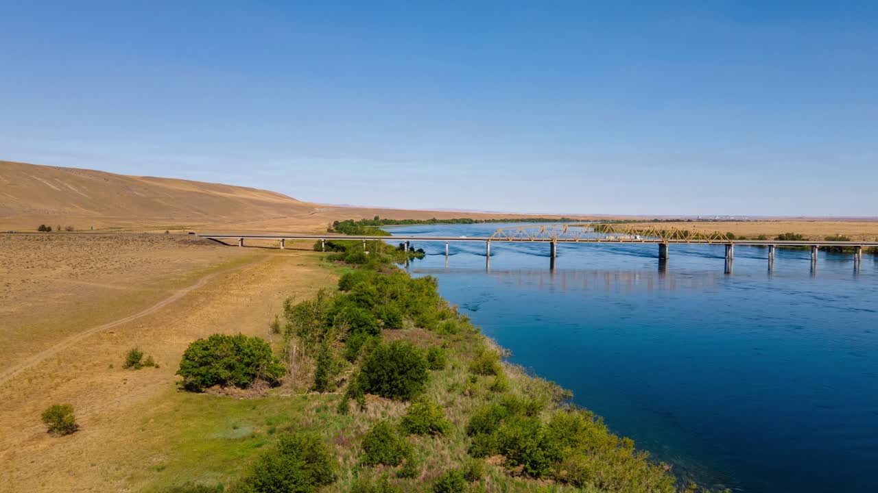 drone hyperlase sobre el río columbia y frente a un puente en mattawa, washington, estados unidos