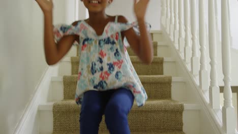 chica en las escaleras de casa