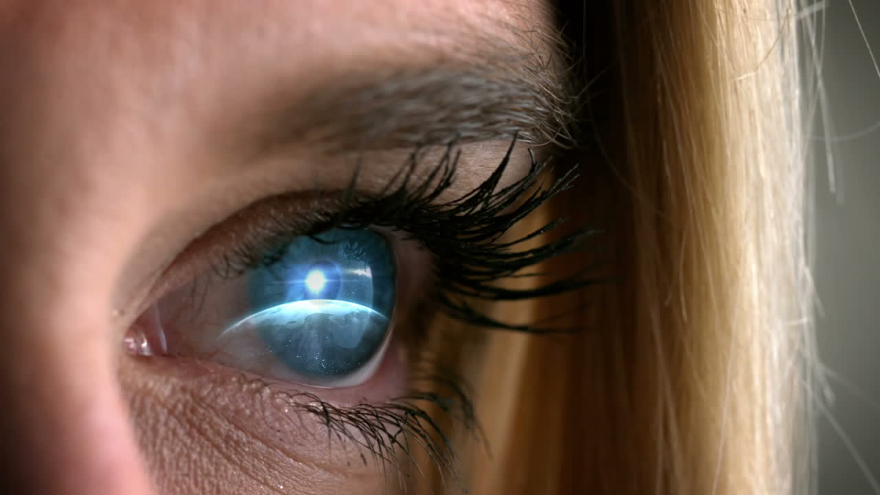 veduta ravvicinata dell'occhio umano con il globo