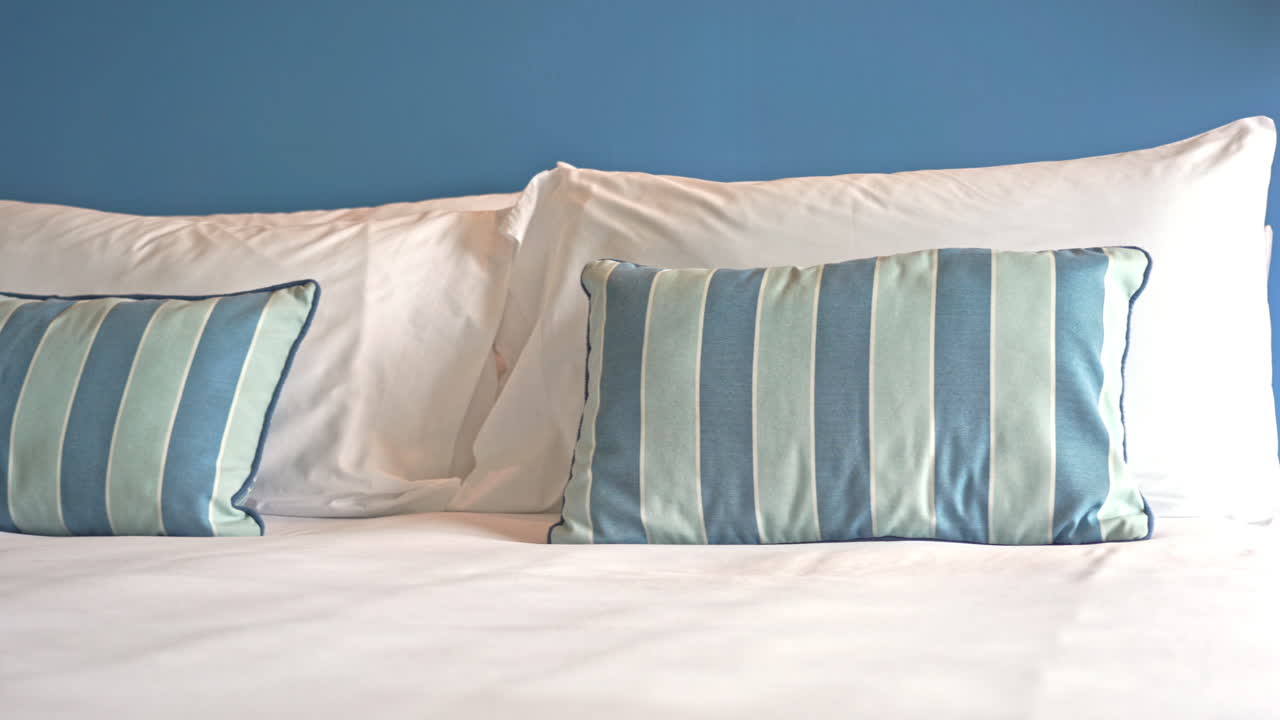 호텔 침실의 팬 샷