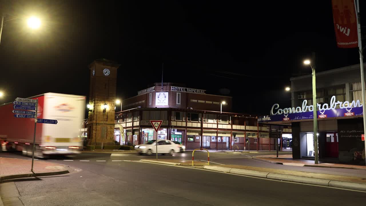 밝은 도시 교차로 를 통과 하는 차량 들