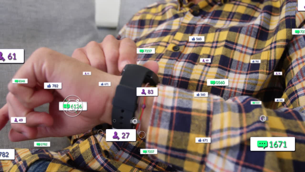 animación de iconos y números de redes sociales en banderas blancas sobre un hombre chequeando un reloj inteligente