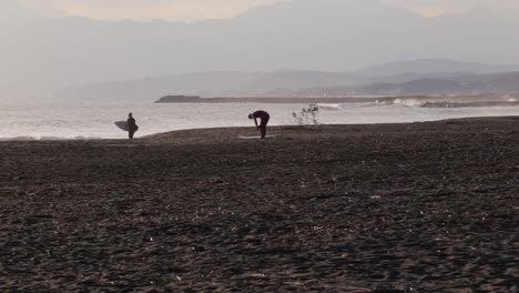 Surfer-Bereiten-Sich-Darauf-Vor,-Am-Strand-Von-Chigasaki-In-Japan-Ins-Wasser-Zu-Gehen