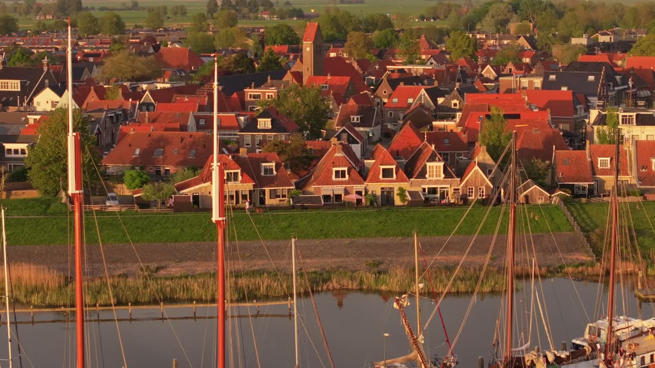 Ripresa dall'alto di Makkum con corsi d'acqua e case pittoresche