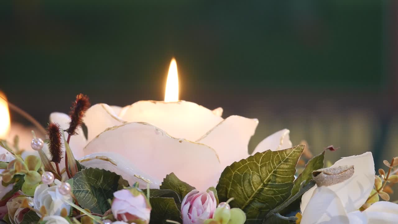 candela con fiori. tradizioni nuziali