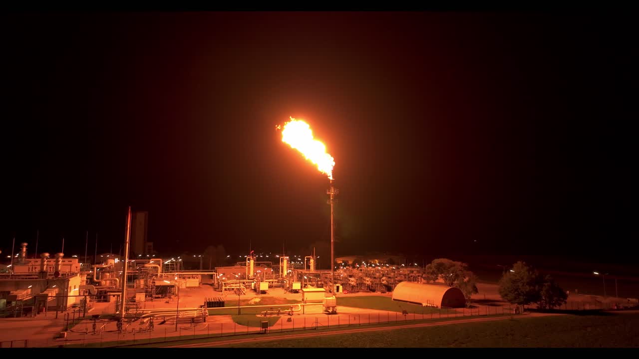 가스 연소로 인해 전체 플랜트가 조명됩니다. 드론이 앞으로 날아갑니다.