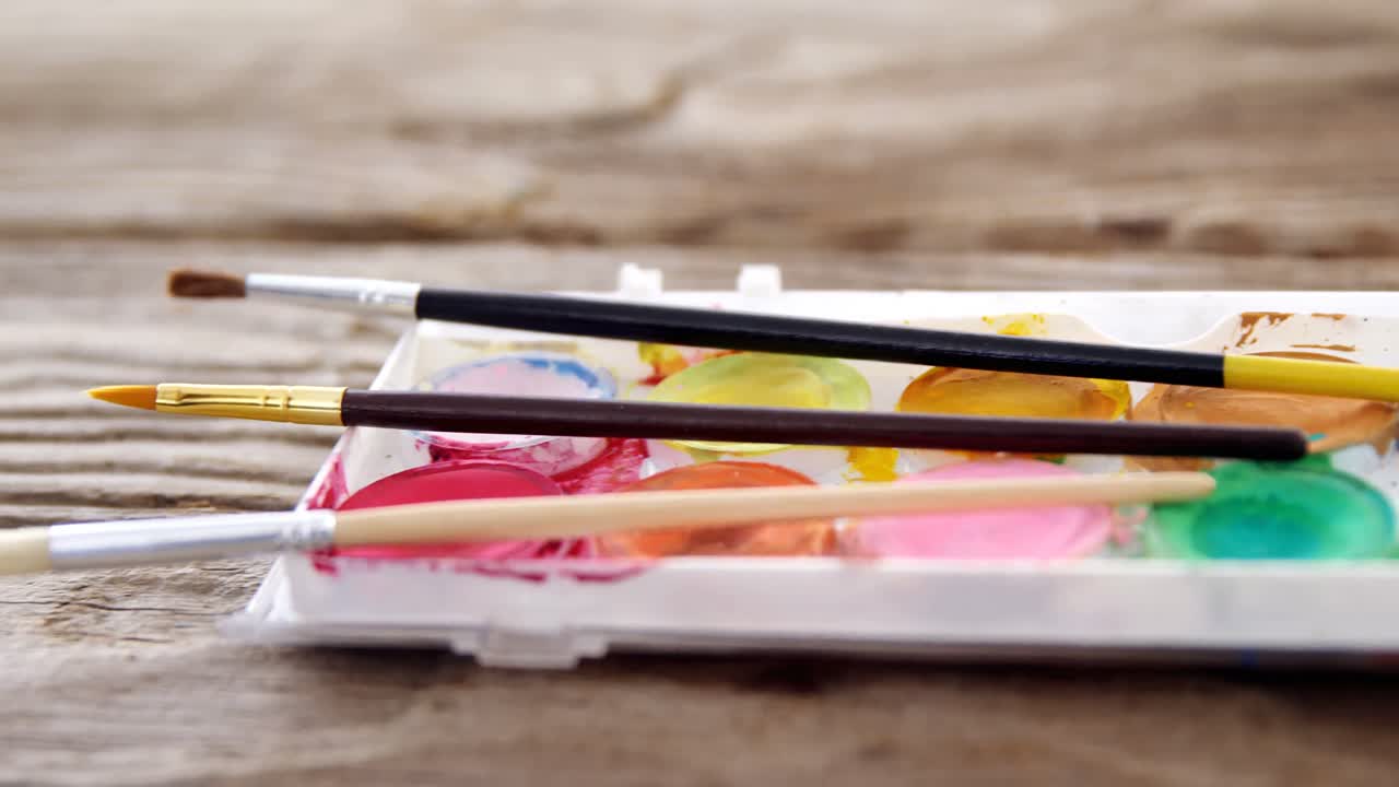 수채화 페인트 상자 와 페인트 브러시 의 클로즈업