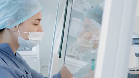 científico que trabaja en un laboratorio