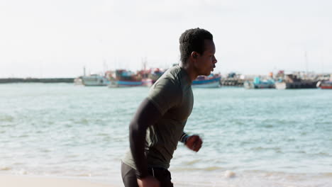 correr, fitness y hombre negro en la playa