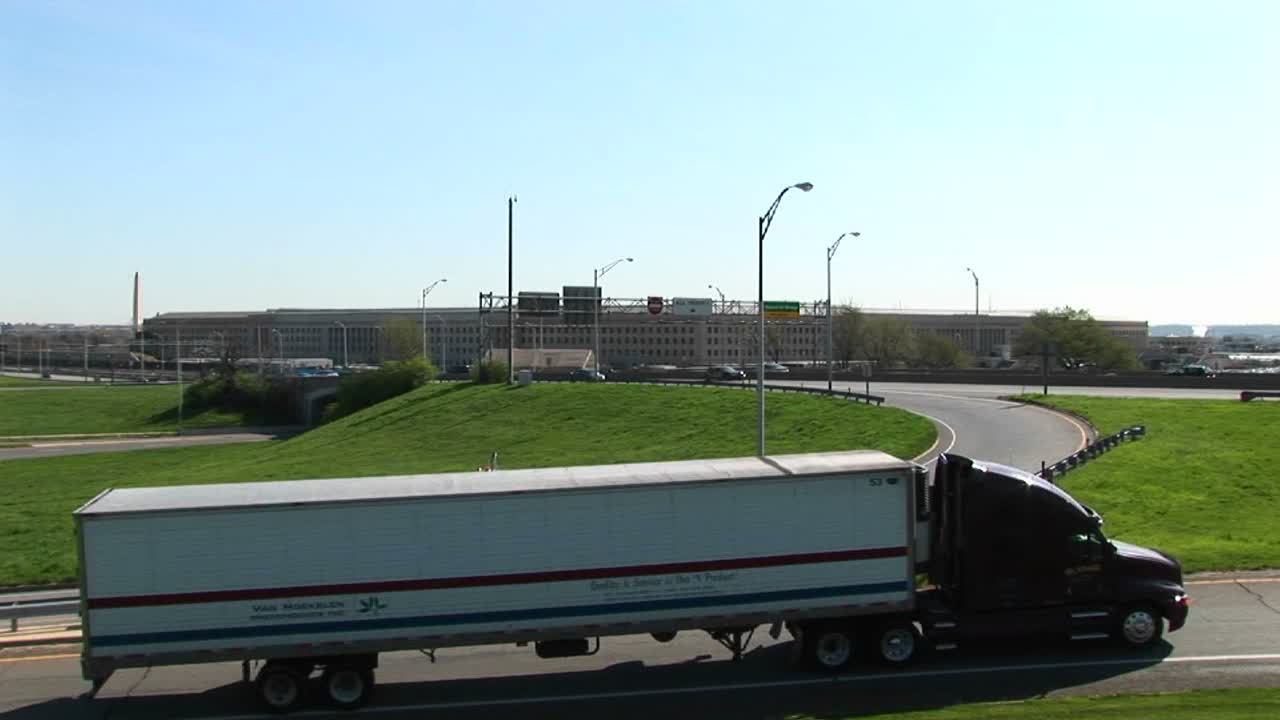 파란색과 흰색이 튀는 가파른 바위 위로 계단식으로 흐르는 계류