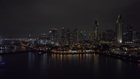 San-Diego-California-Aerial-V105-Low-Flyover-Bay-über-Embarcadero-Marina-Erfasst-Das-Seehafendorf-Am-Einkaufsviertel-Am-Wasser-Und-Die-Innenstadt-Bei-Nacht-Stadtbild-–-Aufgenommen-Mit-Mavic-3-Cine-–-September-2022