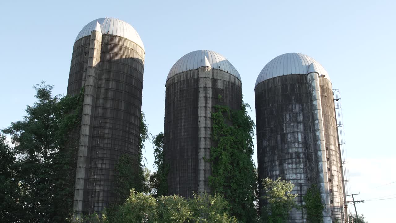 silos agrícolas abandonados con exteriores oxidados en el municipio de medford, nueva jersey, ee.uu.