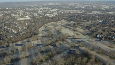 Breiter-Drohnenblick-Aus-Der-Luft-über-Den-Grauen-Wintergolfplatz-In-Der-Nebensaison,-4k