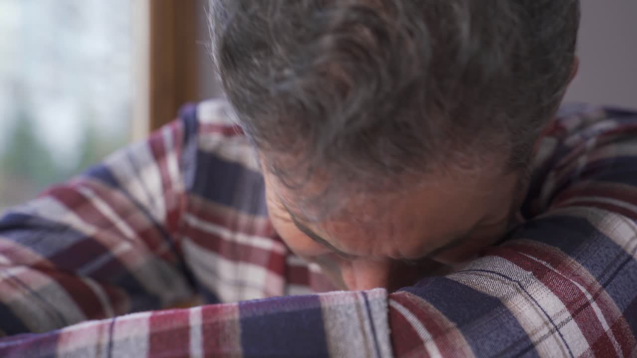 el hombre maduro deprimido y solitario llora y se siente mal.