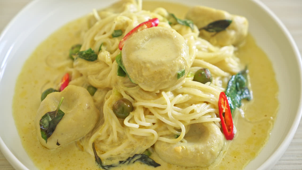 그린 카레와 피시 볼을 곁들인 쌀국수 - 태국 음식 스타일