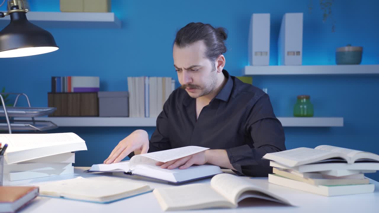 el joven historiador recopila información antigua.