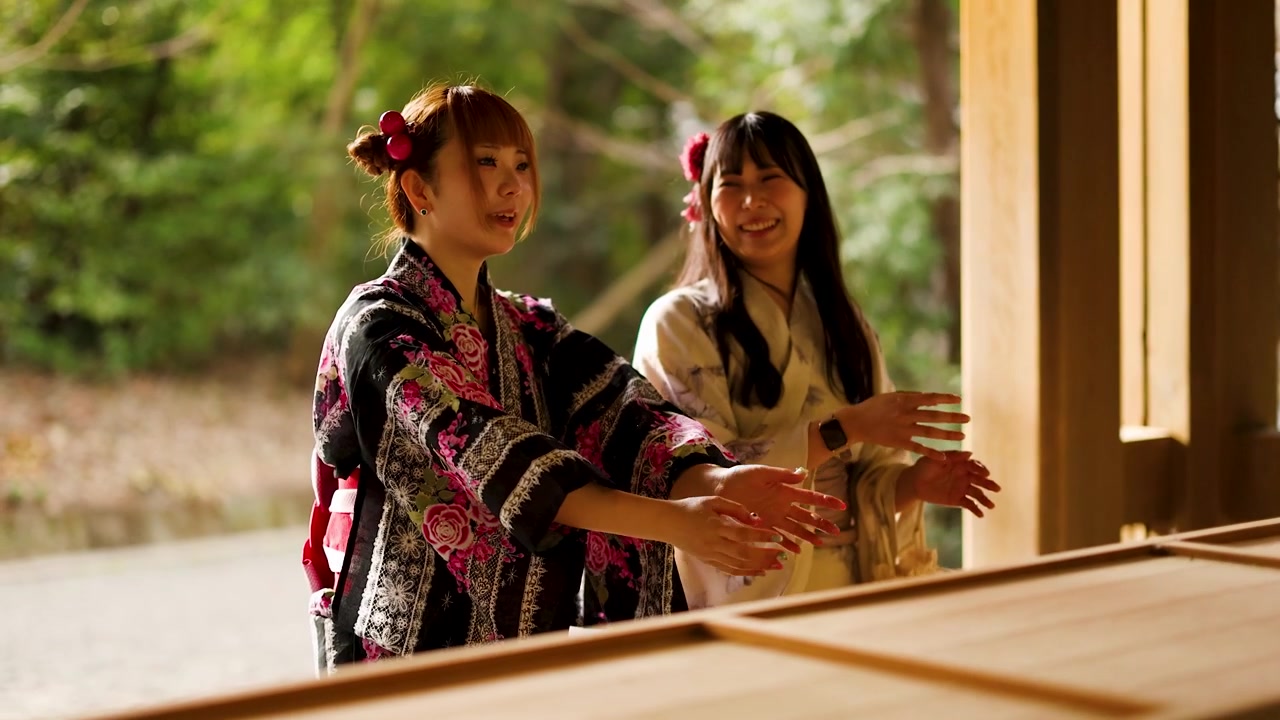 Deux femmes en yukata se lavent les mains à une fontaine de temple à Tokyo, Japon