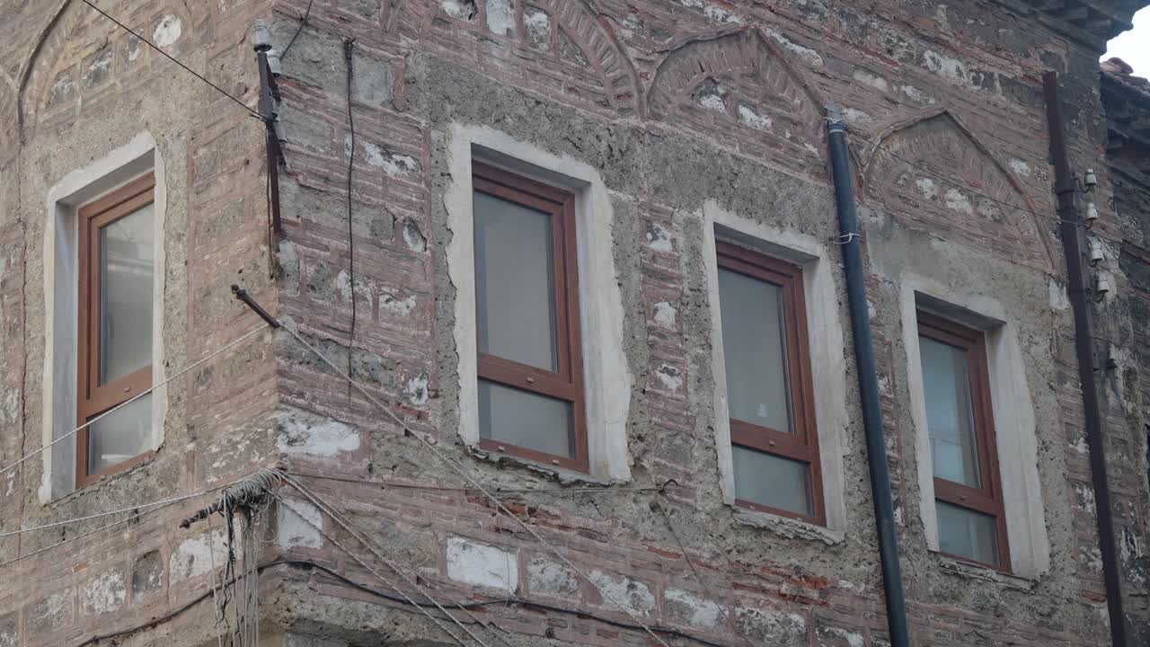 갈색 창문이 있는 오래된 돌 건물