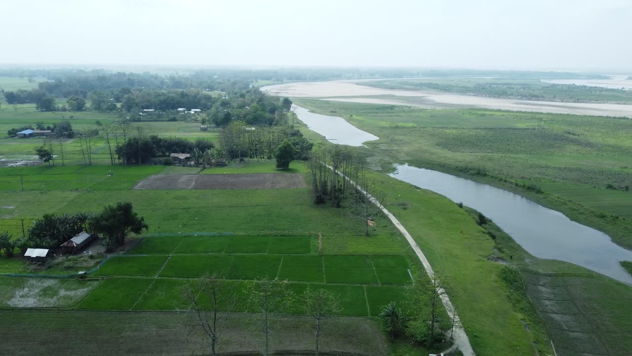 vista de avión no tripulado de la isla fluvial más grande de asia, la isla de majuli
