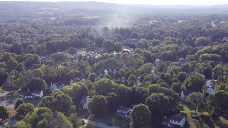 El-Humo-Del-Fuego-De-Una-Casa-Fluye-Sobre-Las-Casas