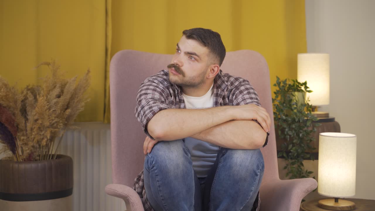 hombre con problemas psicológicos solo en casa.