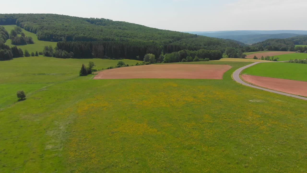 volando sobre campos y caminos coloridos