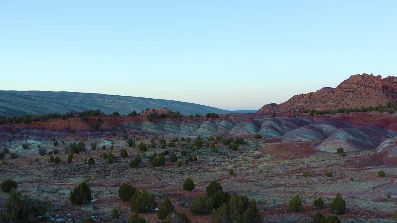 montañas de arco iris ocultas alojadas en cañones de roca roja, muy atrás empujando la vista aérea de drones
