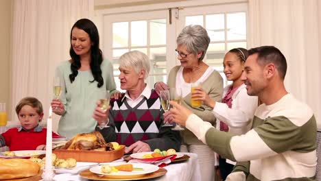 Familie-Mit-Drei-Generationen-Beim-Gemeinsamen-Weihnachtsessen