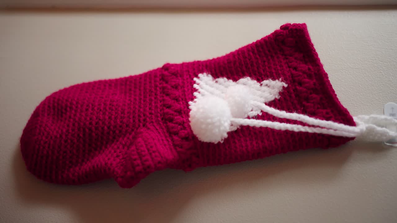 벽에 손으로 만든 빨간색과 색 크로 크리스마스 양말