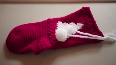 medias de navidad de ganchillo rojo y blanco hechas a mano en la pared