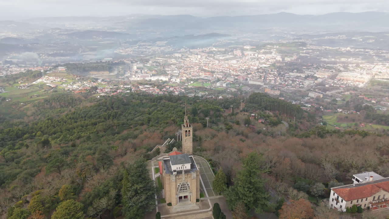 Luftfoto af Penha-helligdomskirken set over bylandskabet i Guimarães.