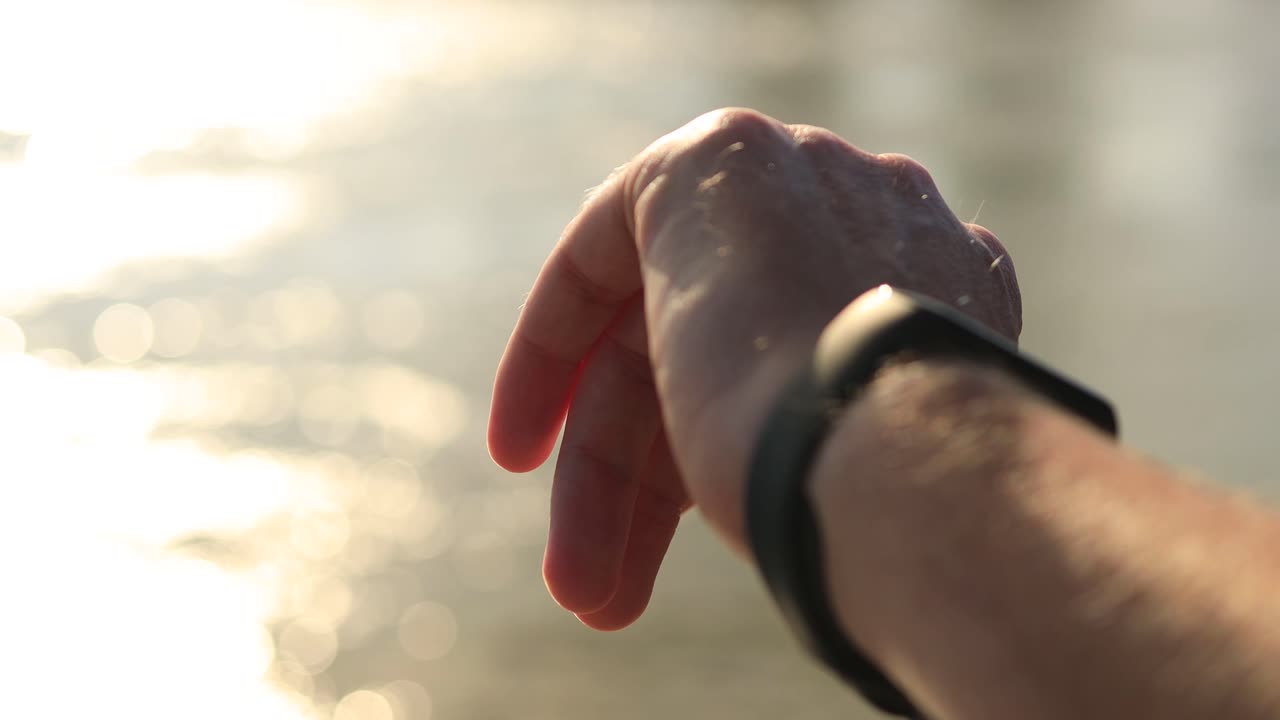 트레일 러너가 훈련을 시작하기 전에 데이터를 수집하고 진행을 동반하기 위해 시계를 확인하고 준비하는 클로즈업