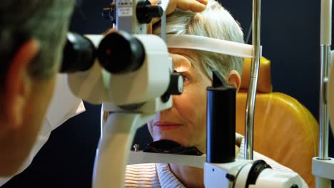 Optometrista-Examinando-Los-Ojos-Del-Paciente-Con-Lámpara-De-Hendidura-4k