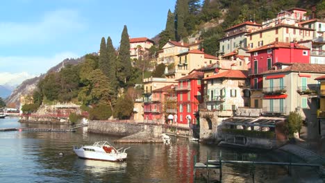 las hermosas orillas del lago de como con la ciudad de varenna y los alpes italianos al fondo 1