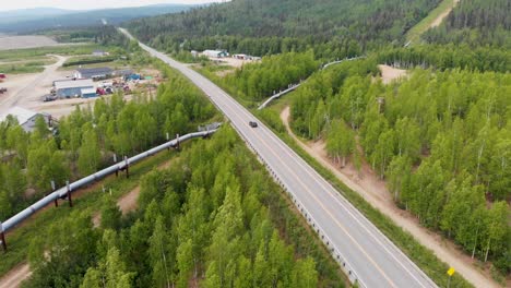 4K-Drohnenvideo-Der-Trans-Alaska-Pipeline,-Die-Unter-Der-Fahrbahn-In-Fairbanks,-Ak,-An-Einem-Sonnigen-Sommertag-Kreuzt-4