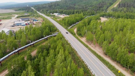 video de dron de 4k del cruce del oleoducto trans alaska debajo de la carretera en fairbanks, ak durante el día soleado de verano-4