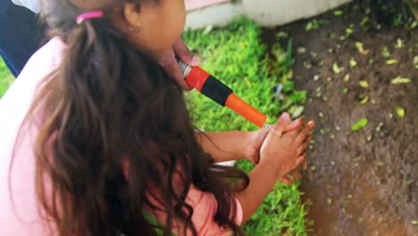 padre ayudando a su hija a lavarse las manos