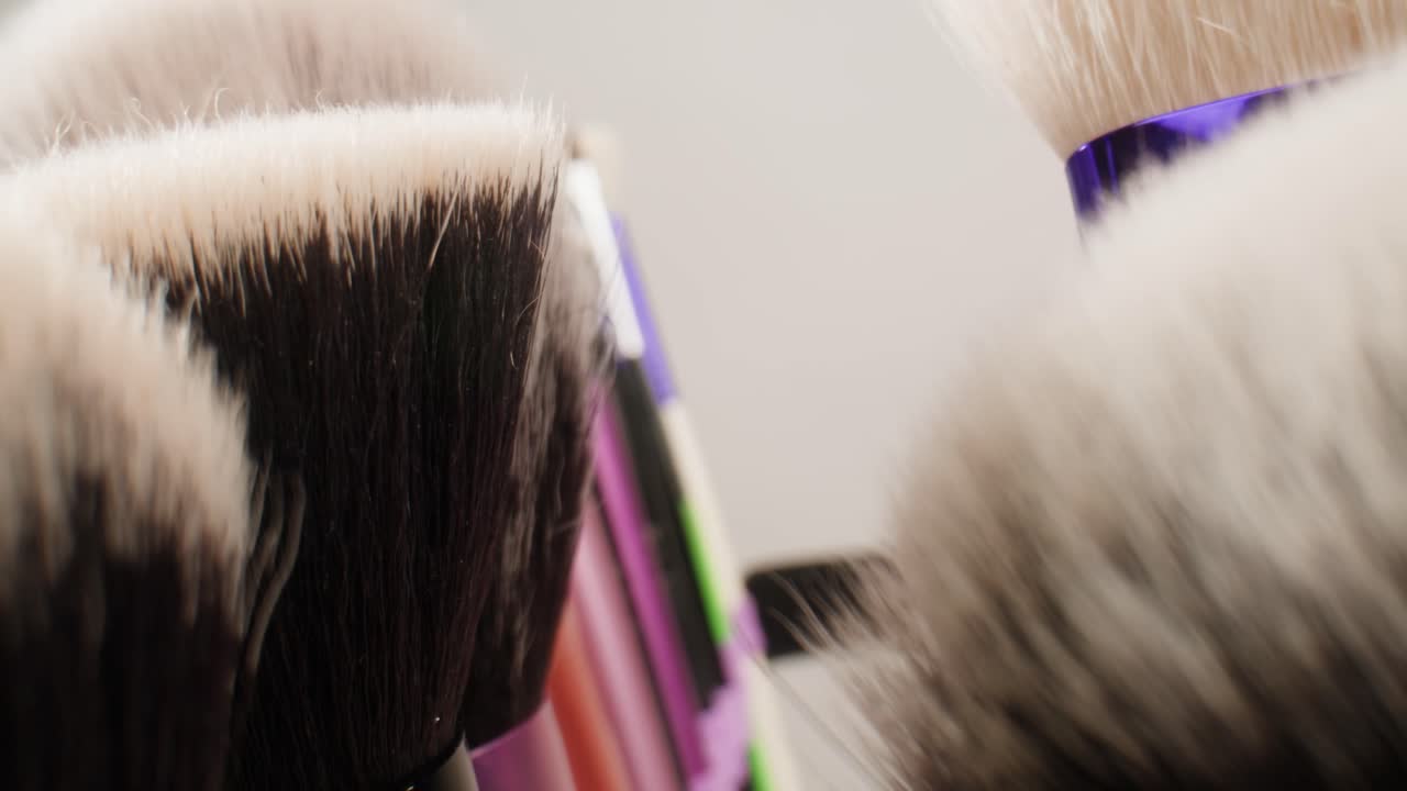 Primer plano de varios pinceles de maquillaje y arte