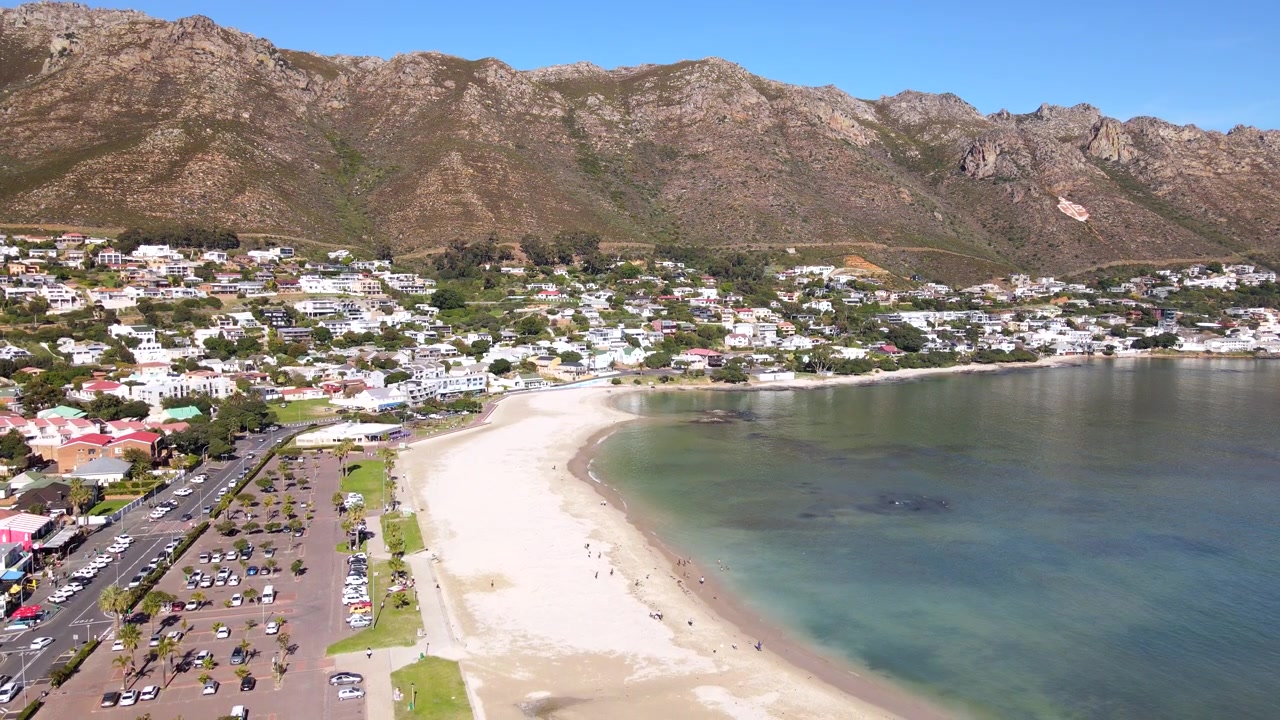 Vit sandstrand och strandområde i kuststaden Gordon's Bay, flygvy