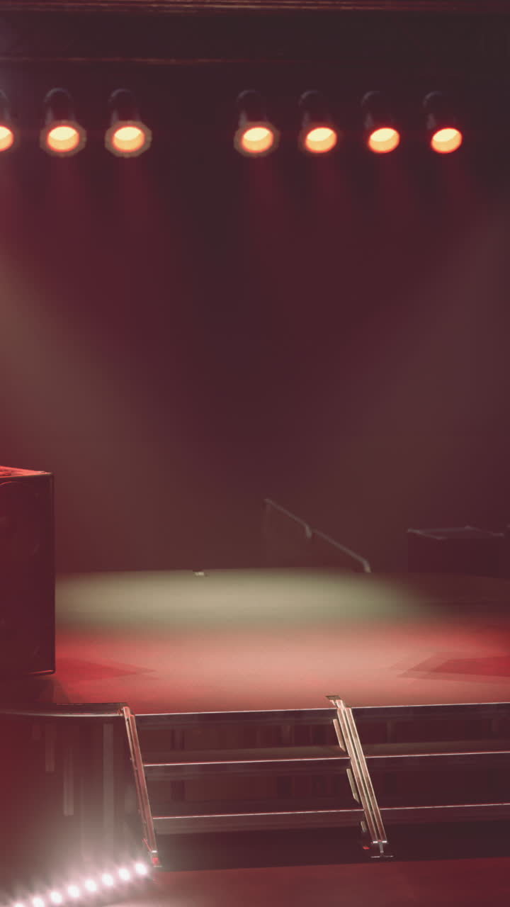 escenario vacío con luces rojas