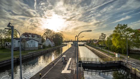 Zeitraffer-Von-Der-Schiffsschleuse-Mit-Bewölktem-Sonnenuntergang