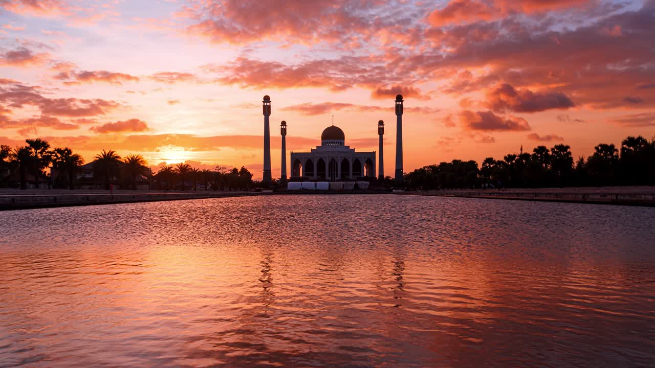 vista en silueta de 4k de la mezquita central al atardecer en songkhla, tailandia