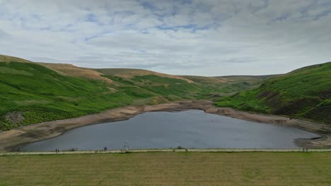 Imágenes-Aéreas-De-Drones-De-Los-Páramos-De-Los-Valles-Del-Campo-De-Yorkshire-Y-El-Agua-Del-Embalse-2