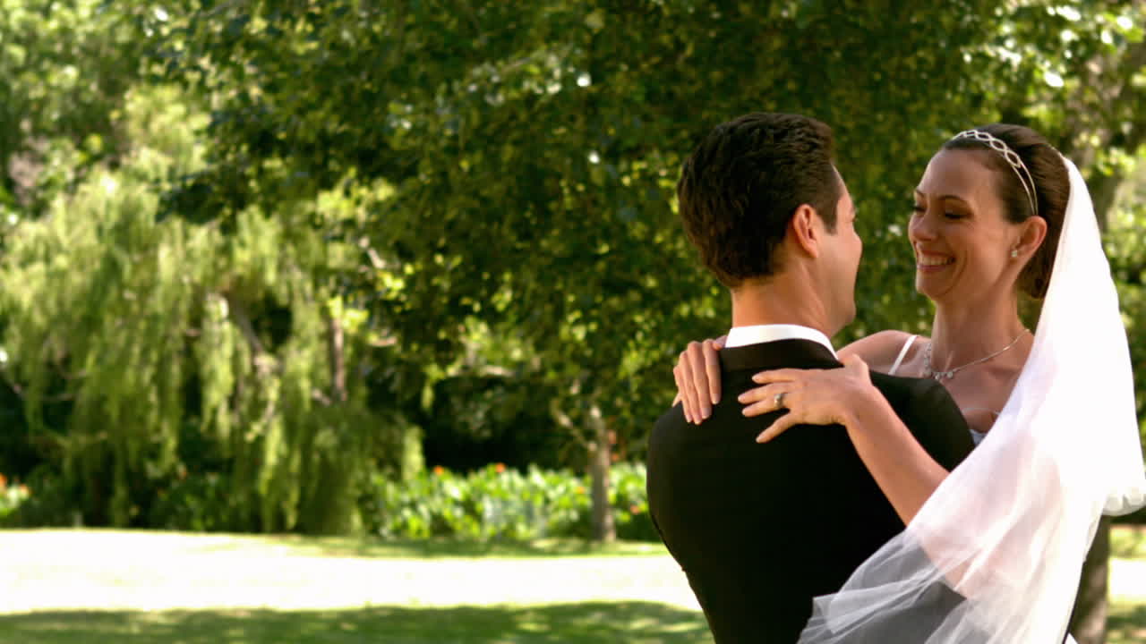공원 에서 행복 한 신혼 부부