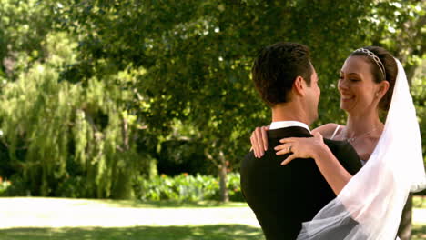 una feliz pareja de recién casados en el parque.